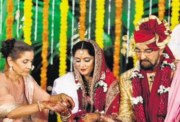 ਕਬੀਰ ਬੇਦੀ ਨੇ ਆਪਣੇ ਤੋਂ 28 ਸਾਲਾਂ ਛੋਟੀ ਕੁੜੀ ਨਾਲ ਵਿਆਹ ਕਰਾਇਆ। 