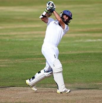 ਟੀਮ ਇੰਡੀਆ ਨੇ ਮੈਚ 'ਚ ਦਮਦਾਰ ਸ਼ੁਰੂਆਤ ਕੀਤੀ ਅਤੇ ਜੈਨਿੰਗਸ ਅਤੇ ਕੁਕ ਦੀ ਸਲਾਮੀ ਜੋੜੀ ਨੂੰ ਜਲਦੀ ਹੀ ਪੈਵਲੀਅਨ ਭੇਜ ਦਿੱਤਾ। ਪਰ ਰੂਟ ਅਤੇ ਮੋਇਨ ਅਲੀ ਨੇ ਦਮਦਾਰ ਪਾਰੀਆਂ ਖੇਡ ਪਹਿਲੇ ਦਿਨ ਇੰਗਲੈਂਡ ਨੂੰ 284/4 ਤਕ ਪਹੁੰਚਾ ਦਿੱਤਾ। 