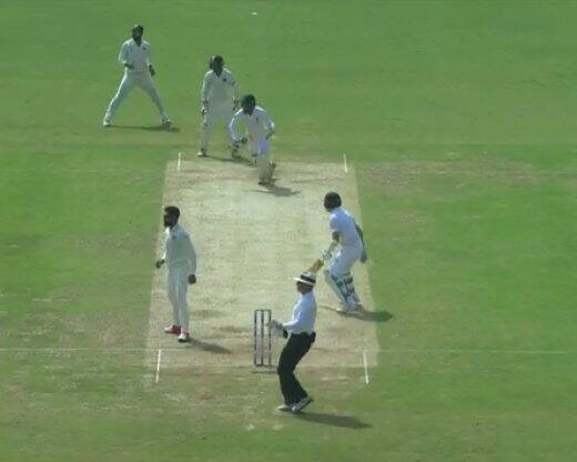 ਬਸ ਫਿਰ ਕੀ ਸੀ, ਇੱਕ ਪਾਸਿਓਂ ਰਾਸ਼ਿਦ ਭੱਜ ਕੇ ਆ ਰਹੇ ਸਨ ਅਤੇ ਦੂਜੇ ਪਾਸਿਓਂ ਜਡੇਜਾ ਉਨ੍ਹਾਂ ਦੇ ਸਾਹਮਣੇ ਆ ਗਏ। ਦੋਨੇ ਖਿਡਾਰੀ ਭਿੜ ਗਏ ਅਤੇ ਜਡੇਜਾ ਜ਼ਮੀਨ 'ਤੇ ਪੈ ਗਏ। 