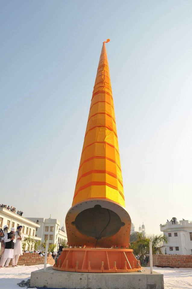 । ਬੁਲੰਦਪੁਰੀ ਵਿਖੇ ਝੁਲਾਏ ਗਏ 255 ਫੁੱਟ ਉੱਚੇ ਨਿਸ਼ਾਨ ਸਾਹਿਬ ਦਾ ਬਿਨਾਂ ਖੰਡੇ ਤੋਂ ਭਾਰ 21021 ਕਿਲੋ ਹੈ। 