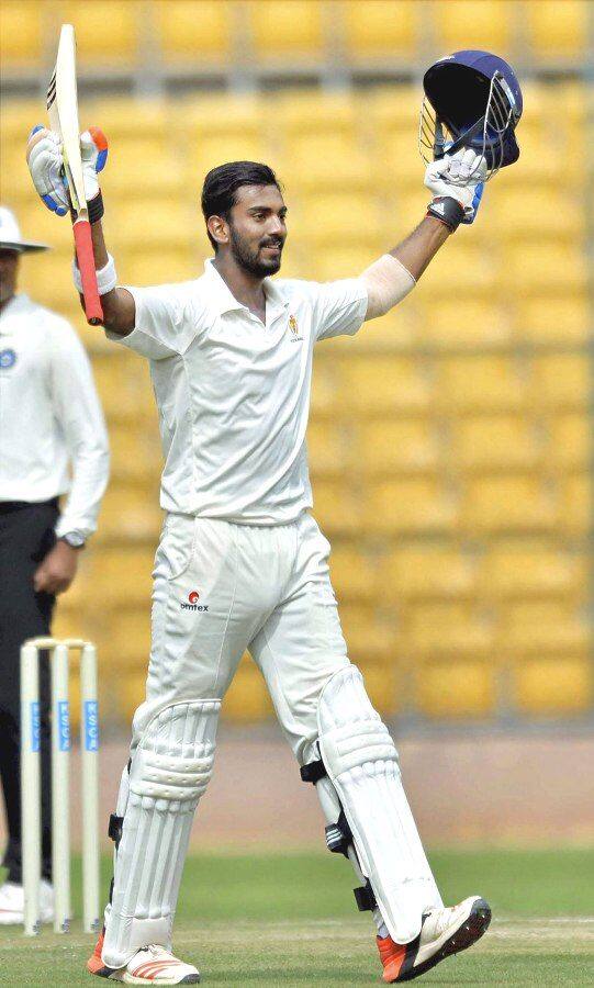 ਮੈਚ ਦੇ ਤੀਜੇ ਦਿਨ ਦੋਨਾ ਨੇ ਪਹਿਲੇ ਵਿਕਟ ਲਈ 152 ਰਨ ਦੀ ਪਾਰਟਨਰਸ਼ਿਪ ਕੀਤੀ। ਪਾਰਥਿਵ ਪਟੇਲ 71 ਰਨ ਬਣਾ ਕੇ ਆਊਟ ਹੋਏ। ਸਾਲ 2011 ਤੋਂ ਲੈਕੇ ਹੁਣ ਤਕ ਇਹ ਸਿਰਫ ਚੌਥਾ ਮੌਕਾ ਹੈ ਜਦ ਟੀਮ ਇੰਡੀਆ ਦੇ ਦੋਨੇ ਸਲਾਮੀ ਬੱਲੇਬਾਜ ਅਰਧ-ਸੈਂਕੜੇ ਜੜਨ 'ਚ ਕਾਮਯਾਬ ਹੋਏ ਹਨ। 