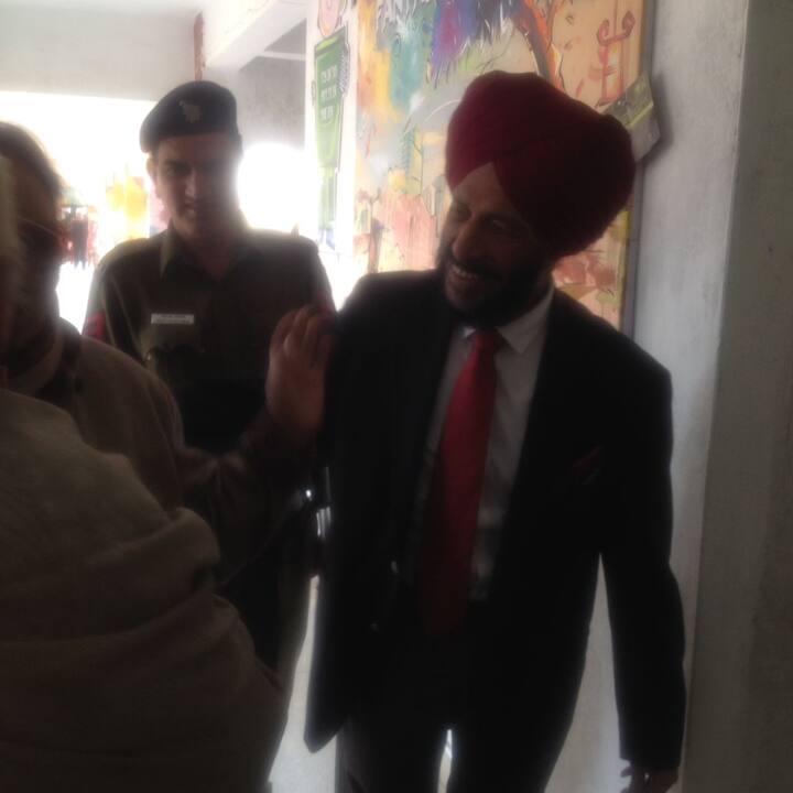 ਨਗਰ ਨਿਗਮ ਚੋਣਾਂ ਲਈ ਬ੍ਰੈਂਡ ਅੰਬੈਸਡਰ ਬਣਾਏ ਗਏ ਮਿਲਖਾ ਸਿੰਘ ਵੀ ਆਪਣੀ ਪਤਨੀ ਸਮੇਤ ਵੋਟ ਕਰਨ ਪਹੁੰਚੇ।