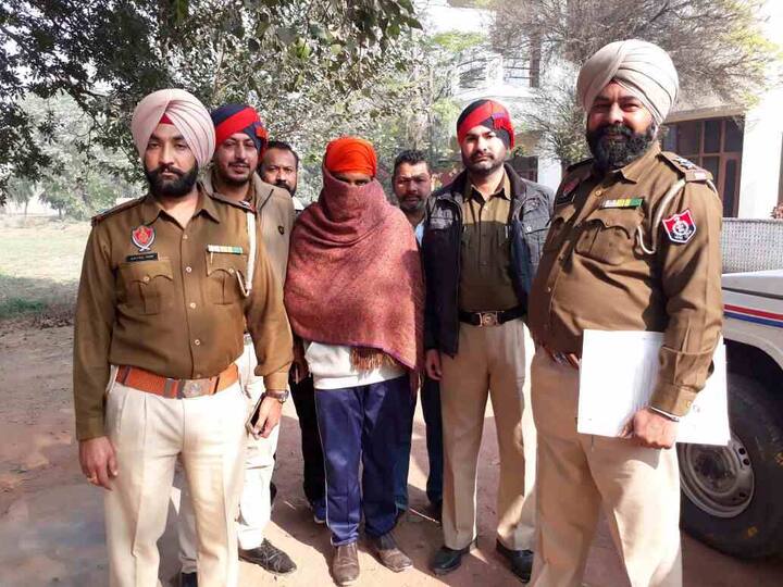 ਆਈਜੀ ਐਮਐਫ ਫਾਰੂਖੀ ਮੁਤਾਬਕ 15 ਦਸੰਬਰ ਨੂੰ ਪਾਕਿ ਸਰਹੱਦ ਨੇੜਲੇ ਪਿੰਡ ਮੁਹਾਵਾ ਦਾ ਰਹਿਣ ਵਾਲਾ ਤਸਕਰ ਗੁਰਨਾਮ ਸਿੰਘ ਅੜਿੱਕੇ ਆਇਆ ਸੀ। ਇਸ ਤੋਂ ਹੋਈ ਪੁੱਛਗਿੱਛ ਦੇ ਅਧਾਰ ‘ਤੇ 2 ਹੋਰ ਤਸਕਰਾਂ ਨੂੰ ਕਾਬੂ ਕੀਤਾ ਗਿਆ ਹੈ। ਇਹ ਤਸਕਰ ਅੱਜ ਹੈਰੋਇਨ ਦੀ ਡਲਿਵਰੀ ਦੇਣ ਲਈ ਜਾ ਰਹੇ ਸਨ।