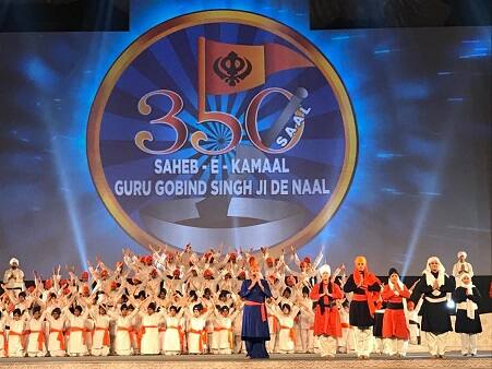 ਇਸ ਮੌਕੇ ਮਸ਼ਹੂਰ ਪੰਜਾਬੀ ਗਾਇਕ ਸੁਖਵਿੰਦਰ ਸਿੰਘ ਤੇ ਹਰਸ਼ਦੀਪ ਕੌਰ ਵੀ ਧਾਰਮਿਕ ਤੇ ਸੂਫ਼ੀਆਨਾ ਰੰਗ ਰਾਹੀਂ ਗੁਰੂ ਸਾਹਿਬ ਦੇ ਜੀਵਨ ਦੀ ਮਹਿਮਾ ਦਾ ਗਾਇਨ ਕੀਤਾ। 
