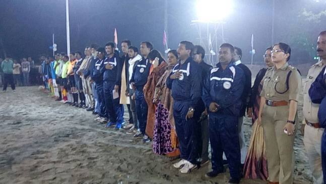 ਰਾਸ਼ਟਰਗਾਨ ਨੂੰ ਲੈਕੇ ਹਾਲ 'ਚ ਸੁਪਰੀਮ ਕੋਰਟ ਨੇ ਕਈ ਖਾਸ ਫੈਸਲੇ ਸੁਣਾਏ ਹਨ। ਕੁਝ ਦਿਨ ਪਹਿਲਾਂ ਹੀ ਸੁਪਰੀਮ ਕੋਰਟ ਨੇ ਸਿਨੇਮਾਘਰਾਂ 'ਚ ਫਿਲਮ ਸ਼ੁਰੂ ਹੋਣ ਤੋਂ ਪਹਿਲਾਂ ਰਾਸ਼ਟਰਗਾਨ ਚਲਾਉਣ 'ਚ ਸਭ ਨੂੰ ਉਸਦੇ ਸਨਮਾਨ 'ਚ ਖੜੇ ਰਹਿਣ ਦਾ ਫੈਸਲਾ ਸੁਣਾਇਆ ਸੀ। 