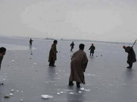 ਇਸ ਦੇ ਨਾਲ ਹੀ ਕਸ਼ਮੀਰ ਘਾਟੀ ਦਾ ਗੇਟਵੇ ਅਖਵਾਉਣ ਵਾਲੇ ਕਾਜੀਗੁੰਡ ਵਿਚ ਪਾਰਾ -4.4 ਡਿਗਰੀ ਸੈਲਸੀਅਸ ਅਤੇ ਕੁਪਵਾੜਾ ਸੈਕਟਰ ਵਿਚ ਤਾਪਮਾਨ -4.8 ਡਿਗਰੀ ਸੈਲਸੀਅਸ ਦਰਜ਼ ਕੀਤਾ ਗਿਆ। 