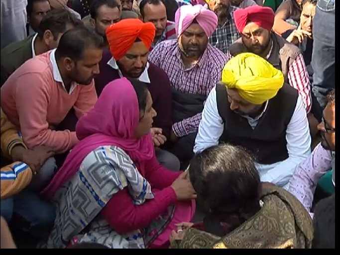 किसान संकल्प यात्रा: उत्तराखंड में भगवंत मान ने किए लुभावने वादे, कहा- सत्ता में आते ही किसानों को देंगे बिजली मुफ्त AAP MP Bhagwant Mann reached Uttarakhand, made tempting promises, said - will give free electricity to farmers ANN किसान संकल्प यात्रा: उत्तराखंड में भगवंत मान ने किए लुभावने वादे, कहा- सत्ता में आते ही किसानों को देंगे बिजली मुफ्त