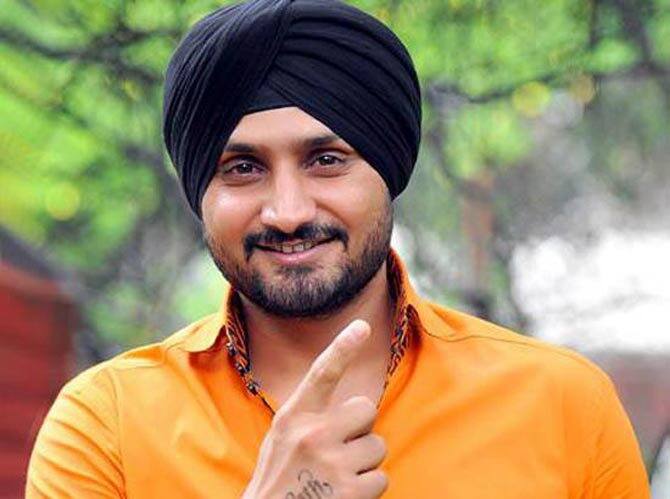 ਭੱਜੀ ਨੇ ਟਵੀਟ ਕਰਕੇ ਇਸ ਮਾਮਲੇ 'ਚ ਆਪਣੇ ਚਾਹੁਣ ਵਾਲਿਆਂ ਅਤੇ ਫੈਨਸ ਨਾਲ ਇਸ ਅਫਵਾਹ ਦੇ ਗਲਤ ਹੋਣ ਦੀ ਖਬਰ ਸਾਂਝੀ ਕੀਤੀ। ਭੱਜੀ ਨੇ ਬੜੇ ਸਾਫ-ਸਪਸ਼ਟ ਲਫਜਾਂ 'ਚ ਕਿਹਾ ਕਿ ਉਨ੍ਹਾਂ ਦਾ ਅਜੇ ਕਿਸੇ ਪਾਰਟੀ 'ਚ ਰਾਜਨੀਤੀ 'ਚ ਸ਼ਾਮਿਲ ਹੋਣ ਦਾ ਕੋਈ ਇਰਾਦਾ ਨਹੀਂ ਹੈ ਅਤੇ ਇਸ ਤਰ੍ਹਾਂ ਦੀਆਂ ਅਫਵਾਹਾਂ ਨਾ ਫੈਲਾਈਆਂ ਜਾਣ। 
