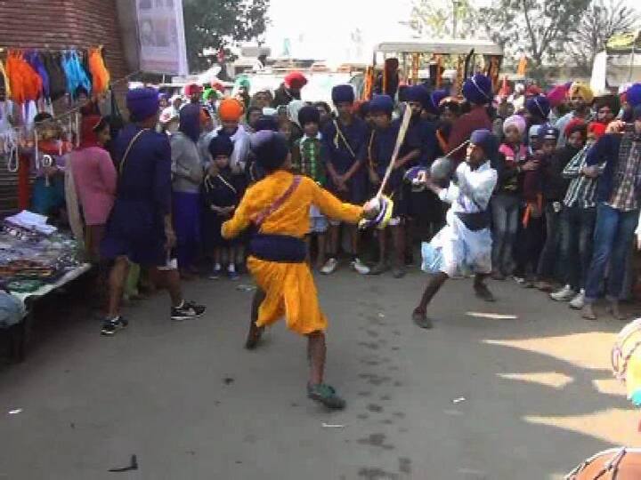 ਨਗਰ ਕੀਰਤਨ ਦੌਰਾਨ ਗਤਕੇ ਦਾ ਜੌਹਰ ਦਿਖਾਉਂਦੇ ਹੋਏ ਨਿਹੰਗ ਸਿੰਘ ।