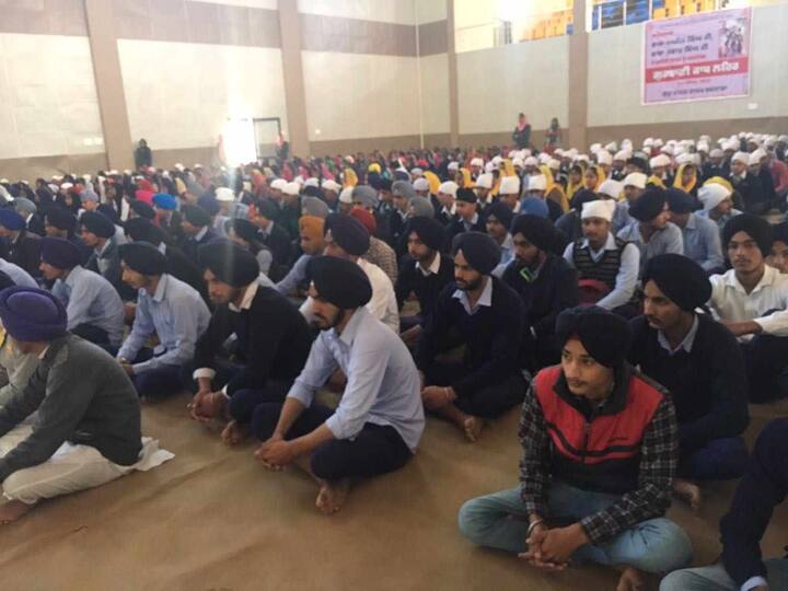 ਇੱਕ ਪਾਸੇ ਗੁਰੂ ਸਾਹਿਬ ਤੇ ਸਾਹਿਬਜ਼ਾਦਿਅਾਂ ਸਮੇਤ 43 ਸਿੰਘ ਤੇ ਦੂਜੇ ਪਾਸੇ ਮੁਗਲ ਫੌਜ 10 ਲੱਖ ਤੋਂ ਵੀ ਵੱਧ ਗਿਣਤੀ ਵਿੱਚ। ਰਾਤ ਹੋਣਤੱਕ ਵਾਰੋ ਵਾਰੀ ਦੋਵੇਂ ਸਾਹਿਬਜ਼ਾਦੇ ਅਤੇ ਸਿੰਘ ਸ਼ਹੀਦ ਹੋ ਗੲੇ ਸਨ ਅਤੇ ਗੁਰੂ ਸਾਹਿਬ 5 ਸਿੰਘਾਂ ਦੇ ਅਾਦੇਸ਼ ਤੇ ਦੁਸ਼ਮਣ ਨੂੰ ਲਲਕਾਰ ਕੇ ਗੜੀ ਛੱਡ ਗੲੇ ਸਨ।
