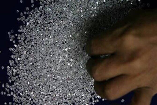 ਜ਼ਿਕਰਯੋਗ ਹੈ ਕਿ ਭਾਰਤ ਤੋਂ ਹਰ ਸਾਲ ਕਰੀਬ 1 ਲੱਖ ਕਰੋੜ ਰੁਪਏ ਤੋਂ ਵੱਧ ਦਾ ਹੀਰਾ ਨਿਰਯਾਤ ਹੁੰਦਾ ਹੈ। ਇਨ੍ਹਾਂ ‘ਚੋਂ 80 ਫੀਸਦੀ ਤੋਂ ਵੱਧ ਦਾ ਕਾਰੋਬਾਰ ਸੂਰਤ ਤੋਂ ਹੀ ਹੁੰਦਾ ਹੈ। ਸੂਰਤ ‘ਚ ਹੀਰਾ ਤਰਾਸ਼ਣ ਤੇ ਪਾਲਿਸ਼ ਕਰਨ ਦੇ ਕਰੀਬ 4000 ਕਾਰਖਾਨੇ ਹਨ। ਇਨ੍ਹਾਂ ਕਾਰਖਾਨਿਆਂ ‘ਚ 2 ਲੱਖ ਤੋਂ ਵੀ ਵੱਧ ਲੋਕ ਕੰਮ ਕਰਦੇ ਹਨ।