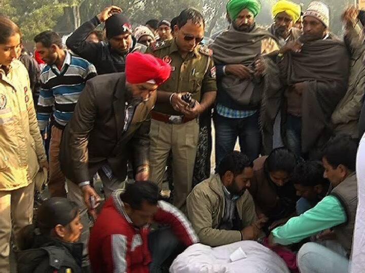 ਦੂਜੇ ਪਾਸੇ ਇਲਜ਼ਾਮ ਲੱਗੇ ਹਨ ਕਿ ਪੀ.ਆਰ.ਟੀ.ਸੀ. ਮੁਲਾਜ਼ਮ ਵੀ ਪੁਲਿਸ ਵਾਲਿਆਂ ਨਾਲ ਰਲ ਕੇ ਮੇਲ ਟੀਚਰਾਂ ਨਾਲ ਖਿੱਚਧੂਹ ਕਰਨ ਲੱਗੇ। 