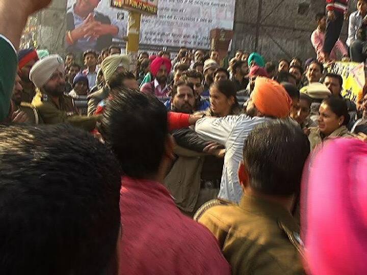 ਪੁਲਿਸ ਨੇ ਸਖਤੀ ਵਰਤਦਿਆਂ ਈ.ਜੀ.ਐਸ. ਟੀਚਰਾਂ ਦਾ ਧਰਨਾ ਚੁੱਕ ਦਿੱਤਾ ਹੈ। 