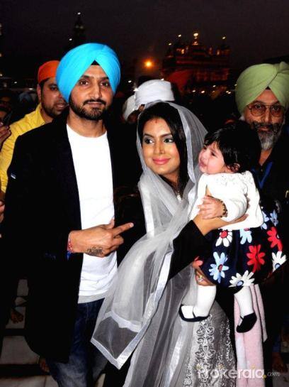 ਆਪਣੀ ਬੇਟੀ ਦੇ ਨਾਮ ਦੀ ਜਾਣਕਾਰੀ ਗੀਤਾ ਬਸਰਾ ਨੇ ਸੋਸ਼ਲ ਨੈਟਵਰਕਿੰਗ ਵੈਬਸਾਈਟ ਟਵਿਟਰ 'ਤੇ ਸਾਂਝੀ ਕੀਤੀ। ਗੀਤਾ ਨੇ ਟਵੀਟ ਕਰਕੇ ਦੱਸਿਆ ਕਿ ਉਨ੍ਹਾਂ ਨੇ ਆਪਣੀ ਬੇਟੀ ਦਾ ਨਾਮ 'Hinaya Heer Palaha' ਰਖਿਆ। 