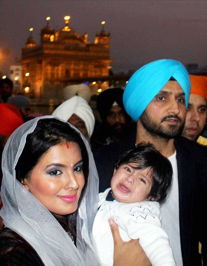 ਟੀਮ ਇੰਡੀਆ ਦਾ ਟਰਬਨੇਟਰ ਇਸੇ ਸਾਲ ਪਿਤਾ ਬਣਿਆ ਸੀ। ਅਦਾਕਾਰਾ ਗੀਤਾ ਬਸਰਾ ਅਤੇ ਕ੍ਰਿਕਟਰ ਹਰਭਜਨ ਸਿੰਘ ਨੇ ਆਪਣੇ ਪਹਿਲੇ ਬੱਚੇ ਦੀ ਦੁਨੀਆ 'ਚ ਆਉਣ ਦੀ ਖਬਰ ਟਵਿਟਰ ਰਾਹੀਂ ਫੈਨਸ ਨਾਲ ਸਾਂਝੀ ਕੀਤੀ ਸੀ। 
