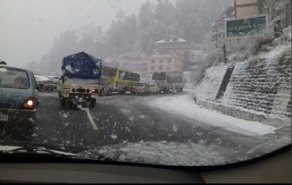 उत्तराखंड में बदला मौसम का मिजाज: पहाड़ियों पर बर्फबारी, मैदान में ठंड, 3 जिलों में भूस्खलन का अलर्ट