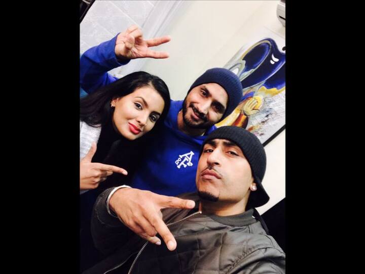 ਇਸਤੋਂ ਪਹਿਲਾਂ ਬਾਲੀਵੁੱਡ ਅਭਿਨੇਤਰੀ ਗੀਤਾ ਬਸਰਾ ਅਤੇ ਕ੍ਰਿਕਟਰ ਹਰਭਜਨ ਸਿੰਘ ਆਪਣੀ ਬੇਟੀ ਹਿਨਾਯਾ ਹੀਰ ਪਲਾਹਾ ਨਾਲ ਸ਼੍ਰੀ ਹਰਿਮੰਦਰ ਸਾਹਿਬ ਮੱਥਾ ਟੇਕਣ ਪਹੁੰਚੇ ਸਨ। 