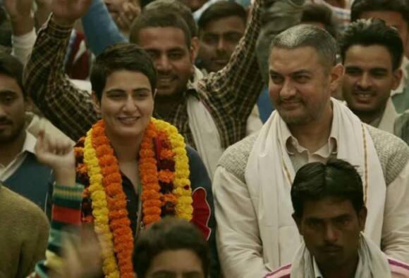 ਦੰਗਲ ਫਿਲਮ ਨੂੰ ਦਰਸ਼ਕਾਂ ਵੱਲੋਂ ਖੂਬ ਪਿਆਰ ਮਿਲ ਰਿਹਾ ਹੈ। ਫਿਲਮ ਦੇ ਪਹਿਲੇ 2 ਦਿਨ ਦੀ ਕਮਾਈ (64.60 ਕਰੋੜ) ਨੇ ਬਾਲੀਵੁਡ 'ਚ ਨਵੇਂ ਰਿਕਾਰਡ ਬਣਾਏ ਹਨ। ਪਰ ਹੁਣ ਇਸ ਫਿਲਮ 'ਤੇ ਕੁਝ ਸਵਾਲ ਉੱਠਣ ਲੱਗੇ ਹਨ। ਸਵਾਲ ਵੀ ਅਜਿਹੇ ਕਿ ਸੱਚਾਈ ਅਤੇ ਫਿਲਮ 'ਚ ਵੱਡਾ ਫਰਕ ਨਜਰ ਆਉਣ ਲੱਗਾ ਹੈ।