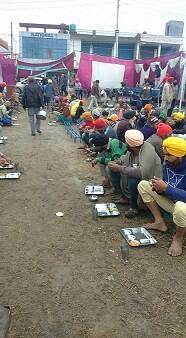 ਪੂਰੇ ਸ਼ਹਿਰ ਵਿੱਚ ਲੰਗਰਾਂ ਦਾ ਖ਼ਾਸ ਪ੍ਰਬੰਧ ਕੀਤਾ ਗਿਆ ਹੈ।
