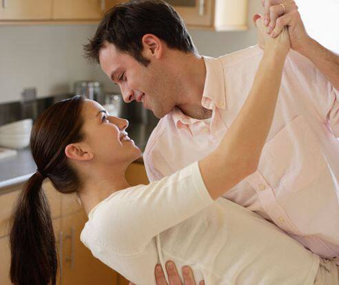 ਜੇਕਰ ਤੁਹਾਡੇ ਕੋਲ ਪਾਰਟਨਰ ਹੈ ਤਾਂ ਤੁਸੀਂ ਉਸ ਨਾਲ ਡਾਂਸ ਕਰ ਸਕਦੇ ਹੋ। ਡਾਂਸ ਬੇਹੱਦ ਅਸਾਨੀ ਨਾਲ ਭਾਰ ਘੱਟ ਕਰਨ ਦਾ ਸੌਖਾ ਤਰੀਕਾ ਹੈ। ਇਸ ਦੇ ਚੱਲਦੇ ਤੁਸੀ ਆਪਣੇ ਸਾਥੀ ਨਾਲ ਵਧੀਆ ਸਮਾਂ ਵੀ ਬਿਤਾ ਸਕੋਗੇ ਤੇ ਫੈਟ ਵੀ ਘੱਟ ਹੋਵੇਗਾ।