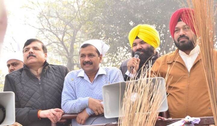 ਕੇਜਰੀਵਾਲ ਨੇ ਕਿਹਾ ਕਿ ਅਮਰਿੰਦਰ ਸਿੰਘ ਬਿਕਰਮ ਮਜੀਠੀਆ ਦੇ ਚਾਚਾ ਹਨ। ਇਸ ਲਈ ਉਨ੍ਹਾਂ ਪਿਛਲੀਆਂ ਵਿਧਨ ਸਭਾ ਚੋਣਾਂ ਦੌਰਾਨ ਉਨ੍ਹਾਂ ਖਿਲਾਫ ਜਾਣਬੁੱਝ ਕੇ ਕਮਜ਼ੋਰ ਉਮੀਦਵਾਰ ਉਤਾਰਿਆ ਸੀ। ਇਸ ਵਾਰ ਅਜਿਹਾ ਨਹੀਂ ਹੋਵੇਗਾ। ਉਨ੍ਹਾਂ ਪੰਜਾਬ ਦੇ ਲੋਕਾਂ ਨੂੰ ਅਪੀਲ ਕੀਤੀ ਕਿ ਜੇਕਰ ਪੰਜਾਬ ਨੂੰ ਬਚਾਉਣਾ ਹੈ ਤਾਂ ਬਿਕਰਮ ਮਜੀਠੀਆ ਨੂੰ ਹਰਾਉਣਾ ਜ਼ਰੂਰੀ ਹੈ।