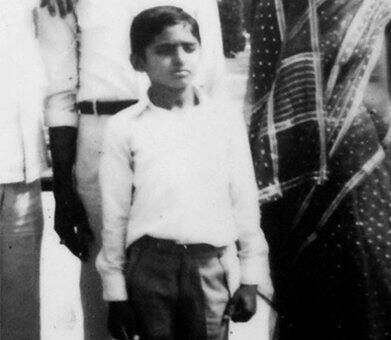 ਮੁੱਢਲੀ ਪੜਾਈ ਅਖਿਲੇਸ਼ ਨੇ ਏਟਵਾ ਵਿੱਚ ਕਰਨ ਤੋਂ ਬਾਅਦ ਬਾਕੀ ਰਾਜਸਥਾਨ ਦੇ ਧੌਲਪੁਰ ਦੇ ਸੈਨਿਕ ਸਕੂਲ ਤੋਂ ਕੀਤੀ।