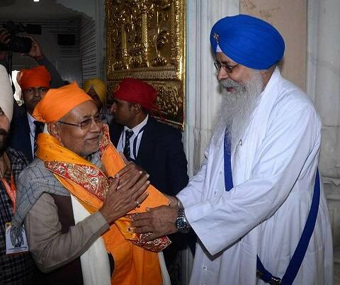 ਗਿਆਨੀ ਇਕਬਾਲ ਸਿੰਘ ਨੇ ਮੁੱਖ ਮੰਤਰੀ ਨੂੰ ਸਿਰੋਪਾਉ ਦੇ ਕੇ ਸਨਮਾਨਿਤ ਕੀਤਾ।
