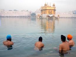  ਅੰਮ੍ਰਿਤਸਰ ਦੇ ਦਰਬਾਰ ਸਾਹਿਬ ਵਿਖੇ ਸੰਗਤਾਂ ਦਾ ਅੱਜ ਭਾਰੀ ਇਕੱਠ ਦੇਖਣ ਨੂੰ ਮਿਲਿਆ।