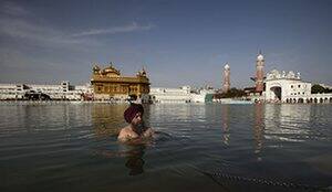 ਦੇਸ਼ ਵਿਦੇਸ਼ ਦੀਆਂ ਕਈ ਸੰਗਤਾਂ ਨੇ ਨਵਾਂ ਸਾਲ ਦਰਬਾਰ ਸਾਹਿਬ ਵਿਖੇ ਮਨਾਇਆ।