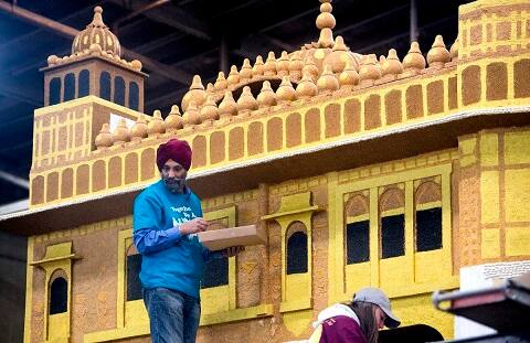  ਯੂਨਾਈਟਿਡ ਸਿੱਖ ਮਿਸ਼ਨ ਵੱਲੋਂ ਰੋਜ਼ ਪਰੇਡ ਵਿੱਚ ਸ੍ਰੀ ਹਰਿਮੰਦਰ ਸਾਹਿਬ ਨੂੰ ਦਰਸਾਉਂਦਾ ਫਲੋਟ ਲਾਇਆ ਗਿਆ ਹੈ। 