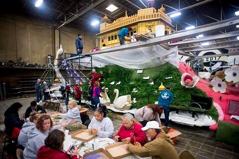  2015 ਦੇ ਵਿੱਚ ਰੋਜ਼ ਪਰੇਡ ਦਾ ਥੀਮ 'ਇੰਸਪਾਇਰਿੰਗ ਸਟੋਰੇਜ' ਸੀ ਅਤੇ ਉਸ ਸਾਲ ਅਮਰੀਕਾ 'ਚ ਬਣਨ ਵਾਲਾ ਪਹਿਲਾ ਗੁਰਦੁਆਰਾ ਸਟਾਕਟਨ ਗੁਰਦੁਆਰੇ ਦਾ ਫਲੋਟ ਬਣਾਇਆ ਗਿਆ ਸੀ। 