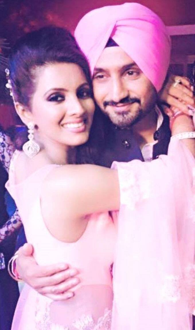 1 ਜਨਵਰੀ 2017 ਯਾਨੀ ਕਿ ਨਵੇਂ ਸਾਲ ਦਾ ਪਹਿਲਾ ਦਿਨ। ਹਰ ਕਿਸੇ ਨੇ ਨਵੇਂ ਸਾਲ ਦਾ ਸਵਾਗਤ ਆਪਣੇ ਅੰਦਾਜ਼ 'ਚ ਕੀਤਾ ਅਤੇ ਹਰ ਕੋਈ ਇੱਕ-ਦੂਜੇ ਨੂੰ ਇਸ ਮੌਕੇ ਵਧਾਈ ਦੇ ਰਿਹਾ ਹੈ। ਨਵੇਂ ਸਾਲ 'ਤੇ ਦੇਸ਼ ਦੇ ਦਿੱਗਜ ਖਿਡਾਰੀਆਂ ਨੇ ਵੀ ਆਪਣੇ ਚਾਹੁਣ ਵਾਲਿਆਂ ਨੂੰ ਵਧਾਈ ਦਿੱਤੀ ਹੈ ਅਤੇ ਸਭ ਦੀ ਤੰਦਰੁਸਤੀ ਦੀ ਉਮੀਦ ਜਤਾਈ ਹੈ।