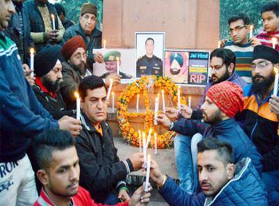 ਸ਼ਹੀਦ ਸੈਨਿਕਾਂ ਨੂੰ ਸ਼ਰਧਾਂਜਲੀ ਦਿੰਦੇ ਹੋਏ ਲੋਕ।