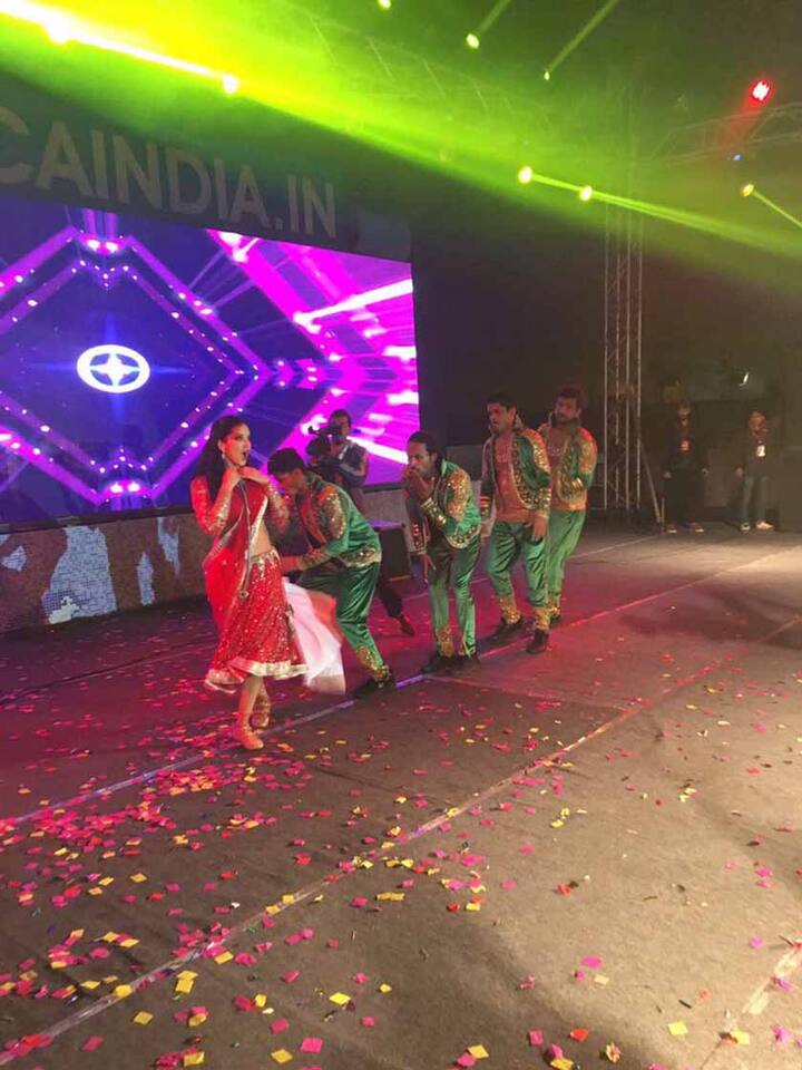 ਉਹ ਨਵੇਂ ਸਾਲ ਤੇ ਕੰਮ ਕਰ ਰਹੀ ਸੀ, ਕੋਲਕਾਤਾ ਵਿੱਚ ਉਹਨਾਂ ਨੇ ਪਰਫੌਰਮ ਕੀਤਾ। 