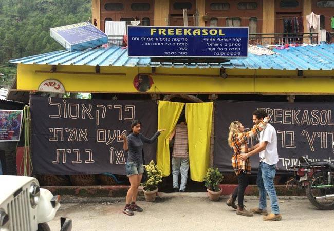 ਫ਼ਰੀ ਕਸੋਲ ਕੈਫ਼ੇ, ਕਸੋਲ: ਹਿਮਾਚਲ ਪ੍ਰਦੇਸ਼ ਦੇ ਕਸੋਲ ਵਿੱਚ ਸਥਿਤ ਇਹ ਕੈਫ਼ੇ ਸਾਲ 2015 ਵਿੱਚ ਉਸ ਵਕਤ ਸੁਰਖ਼ੀਆਂ ਵਿੱਚ ਆਇਆ, ਜਦੋਂ ਖ਼ਬਰ ਆਈ ਕਿ ਇਸ ਦੇ ਮਾਲਕ ਨੇ ਇੱਕ ਭਾਰਤੀ ਔਰਤ ਨੂੰ ਸਰਵ ਕਰਨ ਤੋਂ ਮਨ੍ਹਾ ਕਰ ਦਿੱਤਾ। ਇਸ ਨੂੰ ਲੈ ਕੇ ਕਾਫ਼ੀ ਵਿਵਾਦ ਹੋਇਆ ਸੀ। ਹਾਲਾਂਕਿ ਕੈਫ਼ੇ ਮਾਲਕ ਦਾ ਕਹਿਣਾ ਹੈ ਕਿ 'ਇੱਥੇ ਆਉਣ ਵਾਲੇ ਜ਼ਿਆਦਾਤਰ ਭਾਰਤੀ ਯਾਤਰੀ ਆਦਮੀ ਹੁੰਦੇ ਹਨ, ਜੋ ਇੱਥੇ ਦੂਜੇ ਯਾਤਰੀਆਂ ਨਾਲ ਦੁਰਵਿਹਾਰ ਕਰਦੇ ਹਨ।' ਉਦੋਂ ਤੋਂ ਕੈਫ਼ੇ ਮੈਨੇਜਮੈਂਟ ਨੇ ਇੱਥੇ ਭਾਰਤੀ ਯਾਤਰੀਆਂ ਦੇ ਪ੍ਰਵੇਸ਼ 'ਤੇ ਤਕਰੀਬਨ ਰੋਕ ਲਾ ਰੱਖੀ ਹੈ।