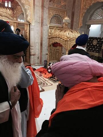 ਇਸ ਮੌਕੇ ਉੱਤੇ ਤਖ਼ਤ ਸ੍ਰੀ ਪਟਨਾ ਸਾਹਿਬ ਦੇ ਪ੍ਰਬੰਧਕਾਂ ਨੇ ਕੈਪਟਨ ਅਮਰਿੰਦਰ ਸਿੰਘ ਨੂੰ ਸਿਰੋਪਾਓ ਦੇ ਕੇ ਸਨਮਾਨਿਤ ਵੀ ਕੀਤਾ।