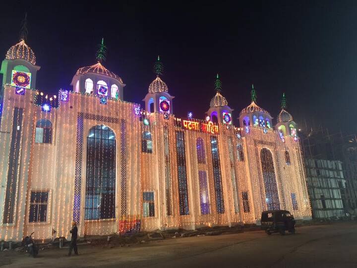 ਕਾਰੀਗਰਾਂ ਦੀ ਇੱਕ ਵਿਸ਼ੇਸ਼ ਟੀਮ ਨੇ ਕ੍ਰਿਸ਼ਮਾ ਕਰਦਿਆਂ ਗਾਂਧੀ ਮੈਦਾਨ 'ਚ ਸ੍ਰੀ ਹਰਿਮੰਦਰ ਸਾਹਿਬ ਦਾ ਹੂ-ਬ-ਹੂ ਰੂਪ ਦਿੱਤਾ ਗਿਆ ਹੈ।