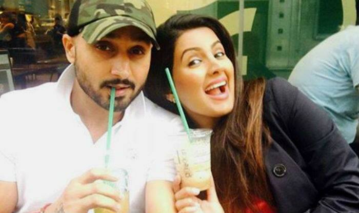 ਭੱਜੀ ਅਤੇ ਗੀਤਾ ਸੋਸ਼ਲ ਮੀਡੀਆ 'ਤੇ ਕਾਫੀ ਐਕਟਿਵ ਰਹਿੰਦੇ ਹਨ ਅਤੇ ਇਸ ਵਾਰ ਦੋਨਾ ਨੇ ਨਵੇਂ ਸਾਲ ਦੀਆਂ ਤਸਵੀਰਾਂ ਆਪਣੇ ਫੈਨਸ ਨਾਲ ਸਾਂਝੀਆਂ ਕੀਤੀਆਂ ਹਨ। 