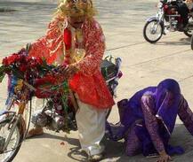 ਇੰਟਰਨੈੱਟ \'ਤੇ Viral ਹੋਈ ਇੰਡਿਅਨ ਦੁਹਲੇ ਦੀ ਅਜਿਹੀ Photos, ਰੋਕ ਨਾ ਸਕੋਗੇ ਹਾਸਾ ਦੁਹਲਾ