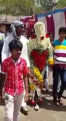 ਇੰਟਰਨੈੱਟ \'ਤੇ Viral ਹੋਈ ਇੰਡਿਅਨ ਦੁਹਲੇ ਦੀ ਅਜਿਹੀ Photos, ਰੋਕ ਨਾ ਸਕੋਗੇ ਹਾਸਾ ਦੁਹਲਾ