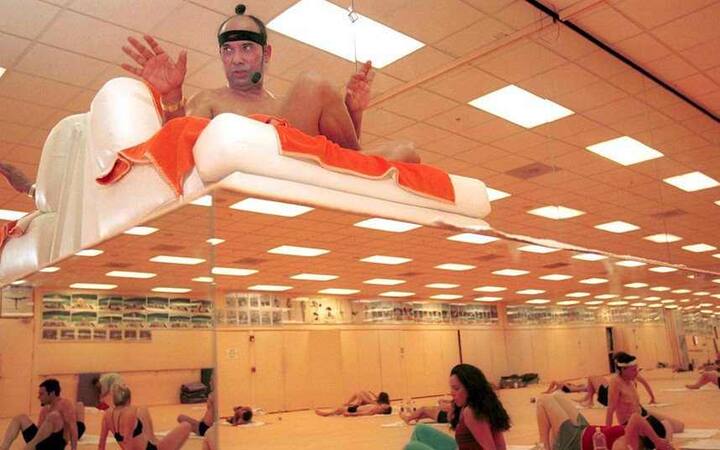 ਅਮਰੀਕੀ ਕੋਰਟ ਨੇ ਬਿਕਰਮ ਦੇ ਗੈਰਾਜ ਮੈਨੇਜਰ ਨੂੰ ਸੰਮਨ ਜਾਰੀ ਕਰਦਿਆਂ ਜਵਾਬ ਮੰਗਿਆ ਸੀ ਪਰ ਉਸਦਾ ਕਹਿਣਾ ਸੀ ਕਿ ਉਹ ਇਸ ਬਾਰੇ ਕੁਝ ਨਹੀਂ ਜਾਣਦਾ। ਮੀਨਾਕਸ਼ੀ ਦਾ ਆਰੋਪ ਹੈ ਕਿ ਕੋਰਟ ਦੇ ਹੁਕਮਾਂ ਦੇ ਬਾਵਜੂਦ ਬਿਕਰਮ ਨੇ ਆਪਣੀ ਪ੍ਰਾਪਰਟੀ ਨੂੰ ਲੁਕੋ ਲਿਆ ਤੇ ਹੁਣ ਉਹ ਅਮਰੀਕਾ ਛੱਡ ਕੇ ਫਰਾਰ ਹੋ ਚੁੱਕਾ ਹੈ ।