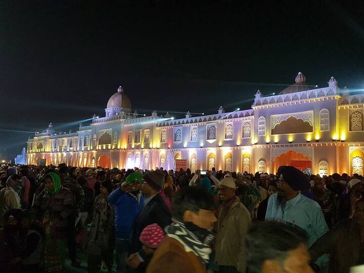 ਬਿਹਾਰ ਸਰਕਾਰ ਨੇ ਪਟਨਾ ਸਾਹਿਬ ਦੇ ਸਕੂਲਾਂ ਤੇ ਕਾਲਜਾਂ ਦੇ ਦਰਵਾਜ਼ੇ ਵੀ ਸੰਗਤ ਲਈ ਖੋਲ ਦਿੱਤੇ ਹਨ। ਦੱਸ ਦੇਈਏ ਕਿ ਸ਼ਤਾਬਦੀ ਸਮਾਗਮਾਂ ਨੂੰ ਸਮਰਪਿਤ ਬਿਹਾਰ ਵਿੱਚ 3-5 ਜਨਵਰੀ ਤੱਕ ਸਕੂਲਾ-ਕਾਲਜਾਂ ਵਿੱਚ ਛੁੱਟੀ ਦਾ ਐਲਾਨ ਕੀਤਾ ਗਿਆ ਹੈ। ਸੰਗਤ ਦੇ ਠਹਿਰਨ ਲਈ ਹੁਣ ਪਟਨਾ ਸਹਿਰ ਦੇ ਨਿਵਾਸੀਆਂ ਨੇ ਵੀ ਆਪਣੇ ਦਿਲਾਂ ਦੇ ਨਾਲ-ਨਾਲ ਘਰਾਂ ਦੇ ਬੂਹੇ ਵੀ ਖੋਲ ਦਿੱਤੇ ਹਨ।