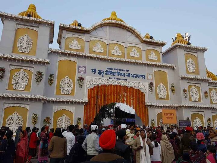 ਸ੍ਰੀ ਗੁਰੂ ਗੋਬਿੰਦ ਸਿੰਘ ਜੀ ਦੇ 350 ਸਾਲਾ ਪ੍ਰਕਾਸ਼ ਪੁਰਬ ਸ਼ਤਾਬਦੀ ਸਮਾਗਮਾਂ ‘ਚ ਸ਼ਿਰਕਤ ਕਰਨ ਦੇਸ਼-ਵਿਦੇਸ਼ ਤੋਂ ਪਟਨੇ ਦੀ ਧਰਤੀ ਤੇ ਪਹੁੰਚੀ ਸੰਗਤ ਦਾ ਹੜ੍ਹ ਆ ਗਿਆ ਹੈ। 3 ਜਨਵਰੀ ਰਾਤ ਤੱਕ 5 ਲੱਖ ਦੇ ਕਰੀਬ ਸੰਗਤ ਪਟਨਾ ਸਾਹਿਬ ਪਹੁੰਚ ਚੁੱਕੀ ਹੈ। ਸੰਗਤ ਦਾ ਇੰਨਾ ਵਿਸ਼ਾਲ ਹੜ੍ਹ ਹੈ ਕਿ ਪਟਨਾ ਸਾਹਿਬ ਦੇ ਸਾਰੇ ਨਿਵਾਸ, ਕਿਰਾਏ ਦੇ ਹੋਟਲ, ਟੈਂਟ ਸਿਟੀ ਅਤੇ ਹੋਰ ਜਿੰਨੀਆਂ ਵੀ ਰਿਹਾਇਸ਼ਗਾਹਾਂ ਨੇ ਸਭ ਸੰਗਤ ਨਾਲ ਭਰ ਚੁੱਕੀਆਂ ਹਨ।