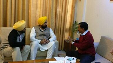 ਚੰਡੀਗੜ੍ਹ ਵਿੱਚ ਪਾਰਟੀ ਦੇ ਕੌਮੀ ਪ੍ਰਧਾਨ ਅਰਵਿੰਦ ਕੇਜਰੀਵਾਲ ਨਾਲ ਮੀਟਿੰਗ ਤੋਂ ਬਾਅਦ ਜੱਸੀ ਜਸਰਾਜ ਫਿਰ ਤੋਂ ਪਾਰਟੀ ਨਾਲ ਜੁੜ ਗਏ ਹਨ। 