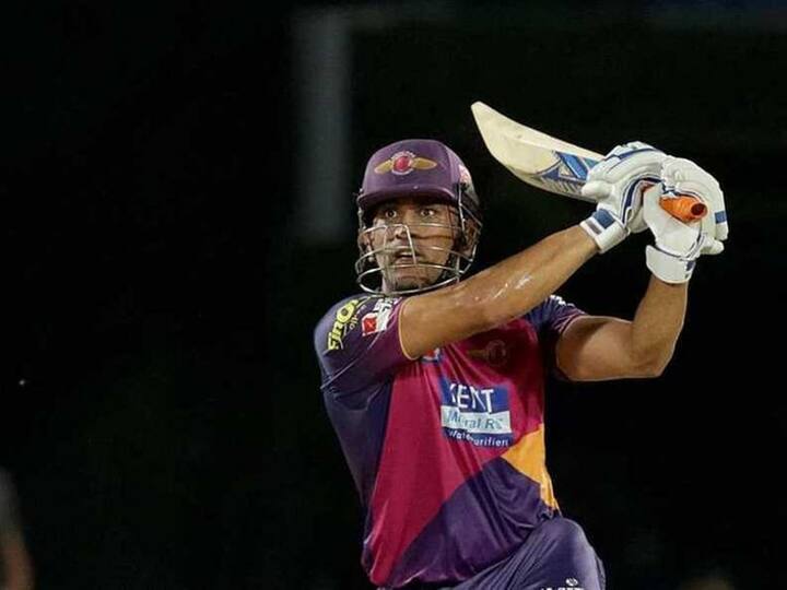 2001 ਤੋਂ 2003 ਤੱਕ ਧੋਨੀ ਖੜਕਪੁਰ ਰੇਲਵੇ ਸਟੇਸ਼ਨ ਤੇ ਟਿਕਿਟ ਕਲੈਕਟਰ ਰਹੇ ਸਨ 