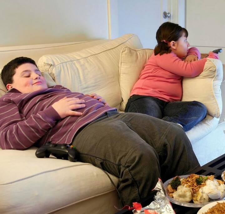 ਨਿਊਯਾਰਕ: ਜੇਕਰ ਤੁਹਾਡਾ ਬੱਚਾ ਸੁਸਤ ਤੇ ਦੂਜਿਆਂ ਨਾਲ ਗੱਲਬਾਤ 'ਚ ਥੋੜ੍ਹੀ ਮੁਸ਼ਕਲ ਮਹਿਸੂਸ ਕਰਦਾ ਹੈ ਤਾਂ ਇਸ ਕਾਰਨ ਤੁਹਾਡਾ ਮੋਟਾਪਾ ਹੋ ਸਕਦਾ ਹੈ। ਖੋਜਕਰਤਾ ਦਾ ਦਾਅਵਾ ਹੈ ਕਿ ਮਾਤਾ-ਪਿਤਾ ਦਾ ਮੋਟਾਪਾ ਬੱਚਿਆਂ ਦੇ ਵਿਕਾਸ 'ਚ ਰੁਕਾਵਟ ਹੋ ਸਕਦੀ ਹੈ।