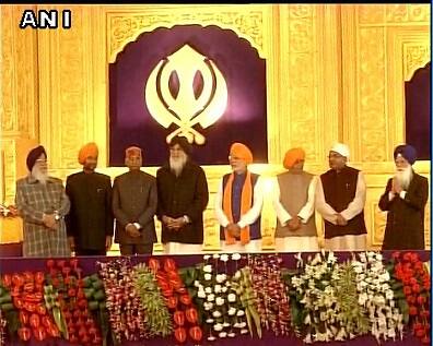 ਪ੍ਰਧਾਨ ਮੰਤਰੀ ਨਰਿੰਦਰ ਮੋਦੀ ਦੇ ਨਾਲ ਪੰਜਾਬ ਦੇ ਮੁੱਖ ਮੰਤਰੀ ਪ੍ਰਕਾਸ਼ ਸਿੰਘ ਬਾਦਲ ਅਤੇ ਹੋਰ ।