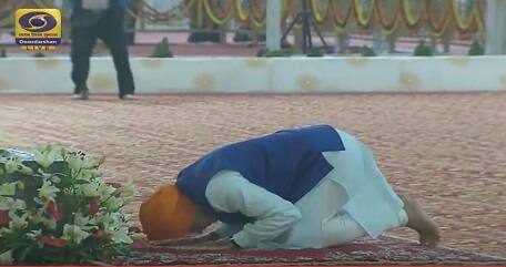 ਪਟਨਾ ਸਾਹਿਬ ਵਿਖੇ ਮੱਥਾ ਟੇਕਦੇ ਹੋਏ ਪ੍ਰਧਾਨ ਮੰਤਰੀ ਨਰਿੰਦਰ ਮੋਦੀ। 