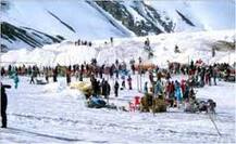 ਮਨਾਲੀ \'ਚ ਹੋਈ ਭਾਰੀ ਬਰਫ਼ਬਾਰੀ, ਸੈਲਾਨੀਆਂ ਦੇ ਚਿਹਰੇ ਖਿੜੇ