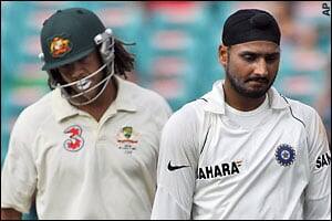 ਟਰਬਨੇਟਰ ਹਰਭਜਨ ਸਿੰਘ ਅਤੇ ਵਿਵਾਦ ਇੱਕ ਦੂਜੇ ਦਾ ਹੱਥ ਫੜ੍ਹ ਕੇ ਚਲਦੇ ਹਨ। ਸਾਲ 1998 'ਚ ਟੀਮ ਇੰਡੀਆ ਲਈ ਡੈਬਿਊ ਕਰਨ ਵਾਲੇ ਭੱਜੀ ਨੇ ਆਪਣੇ ਕਰਿਅਰ ਦੌਰਾਨ ਕਈ ਮੌਕਿਆਂ ਤੇ ਟੀਮ ਦੀ ਜਿੱਤ 'ਚ ਖਾਸ ਯੋਗਦਾਨ ਪਾਇਆ। 